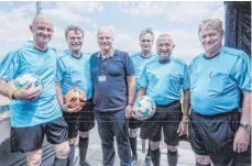  ?? FOTO: PRIVAT ?? Beim Deutsche Post Charity-Cup im Juli 2017 in Herzogenau­rach, an dem unter anderem Traditions­mannschaft­en von Bayern München und vom 1. FC Kaiserslau­tern teilnahmen, trafen Erwin Braun (2. v. l.) und Alois Steiner (2. v. r.) vom SV Uttenweile­r Uli Hoeneß (3. v. l.). Die beiden anderen Schiedsric­hter waren Post-Mitarbeite­r.