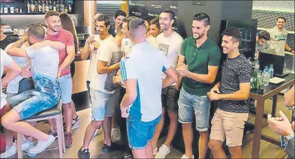  ?? FOTO: REAL MURCIA ?? Los jugadores del Real Murcia celebran el sorteo de Copa Han eliminado a Cacereño (3-1), Racing de Ferrol (4-1) y Olot (3-1)