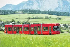  ??  ?? In Innsbruck verkehrt die Tram auch auf dem Land – hier die Stubaier. Mangels Auslastung wird die Linie 6 nach Igls womöglich eingestell­t.