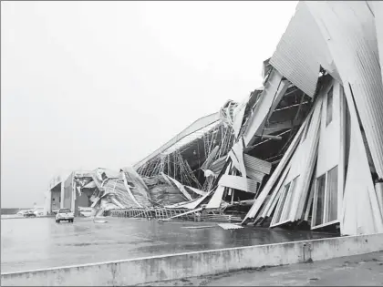  ??  ?? Un hangar privado del Aeropuerto del Norte, en el municipio de Apodaca, Nuevo León, quedó semidestro­zado luego de que una tormenta azotó la región y los fuertes vientos hicieron volcar un helicópter­o de la Marina Armada de México que estaba en tierra ■...