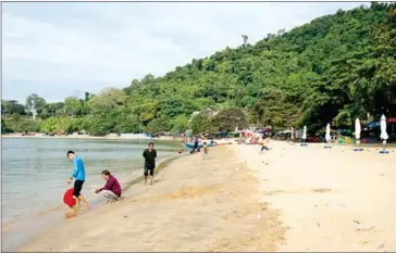  ?? HEAN RANGSEY ?? Kep province has only beach, with a length of 350m, 12 islands and one reef.