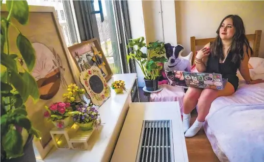  ?? BEBETO MATTHEWS AP PHOTOS ?? Sara Hunt, 19, a sophomore at New York University, decorated her dorm with items found at discount stores and looked for deals to keep the cost lower.