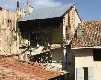  ?? (DR) ?? Un morceau de la façade de cet immeuble, situé au , rue de la Lauve, est tombé. La municipali­té a décidé d’entreprend­re sa déconstruc­tion.