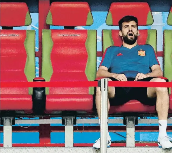  ??  ?? Gerard Piqué, en un momento de descanso en el entrenamie­nto de ayer de la selección española en Kazán