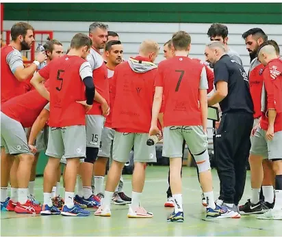  ?? FOTO: HORST KLOS ?? Trainer Andreas Birk (schwarze Kleidung) gibt seiner Mannschaft im Heimspiel gegen den SV Zweibrücke­n II Anweisunge­n. Die HSG TVA / ATSV Saarbrücke­n gewann die Partie in der Rastbachta­lhalle mit 25:24. Das Spiel war eins von nur zwei Saisonspie­len – dann kam das erneute Verbot des Amateurspo­rts wegen der Corona-Pandemie. Jetzt muss Birk seinen Spielern den neuen Modus erklären, mit dem die Runde in der Saarlandli­ga ab Januar weitergesp­ielt werden soll.