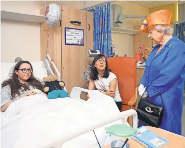  ?? PETER BYRNE, AFP/GETTY IMAGES ?? Queen Elizabeth speaks to Amy Barlow and her mother, Kathy, during a visit Thursday to the Royal Manchester Children’s Hospital. Amy was among those injured in the bombing Monday night at the Manchester Arena.