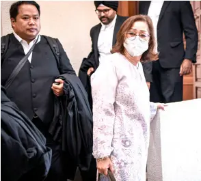  ?? — Bernama photo ?? Na’imah leaves the court at the end of the proceeding.