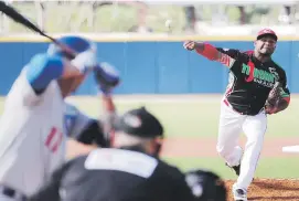  ??  ?? BUENA APERTURA. El lanzador Carlos Contreras se alzó con el triunfo a segunda hora. En cinco entradas toleró tres hits y dos carreras.