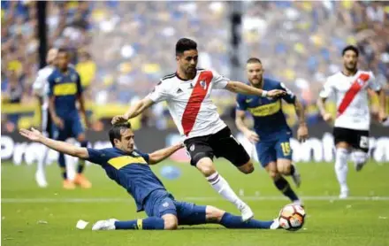  ??  ?? JUGADA. Gonzalo Martínez, de River Plate, trata de superar a Juan Carlos Izquierdos, en el partido jugado ayer. AFP