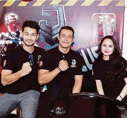  ?? PIC BY MAHZIR MAT ISA ?? ‘J Revolusi’ actors (from left) Farid Kamil, Zul Ariffin and Izara Aishah during a meet-and-greet event at GSC One Utama, Petaling Jaya, on March 4.