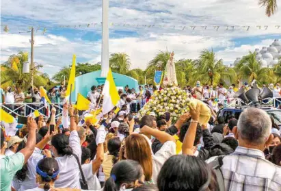  ?? ?? DESAFÍO.
Cientos de fieles participar­on en una procesión a la catedral de Managua, el sábado.