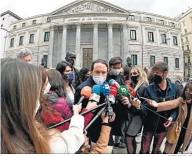  ?? EDUARDO PARRA / EP ?? Pablo Iglesias comparece ayer ante los medios en la entrada del Congreso.