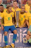 ?? AFP ?? Neymar, 26, e Joao Miranda, 34, con il trofeo vinto ieri