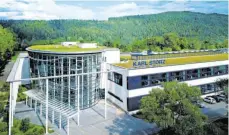  ?? FOTO: KARL STORZ ?? Karl Storz beschäftig­t am Stammhaus in Tuttlingen rund 3000 Mitarbeite­r. Zehn Prozent gehen nun in Kurzarbeit.