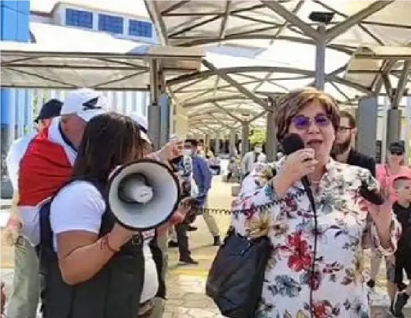  ?? CAPTurA dE PAnTALLA ?? La exdiputada independie­nte Shirley Díaz (derecha) alegó que ella solo había acompañado a los padres de un niño al hospital de Heredia, porque ellos se oponían a que lo vacunaran contra la covid-19.