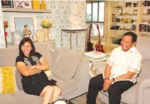  ??  ?? VICE PRESIDENT-ELECT Maria Leonor G. Robredo with outgoing Vice-President Jejomar C. Binay