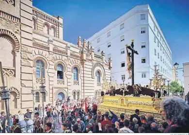  ?? JULIO GONZÁLEZ ?? El Cristo de la Expiración, en su salida a la calle el pasado Viernes Santo desde la Castrense.