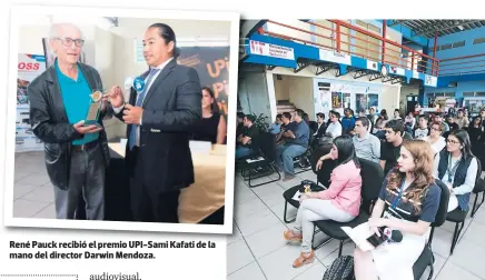  ??  ?? René Pauck recibió el premio UPI-SAMI Kafati de la mano del director Darwin Mendoza. El público asistió puntual al auditorio general de la UPI.