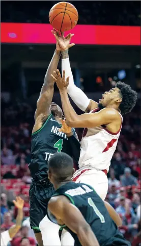  ?? Special to NWA Democrat Gazette/DAVID BEACH ?? Arkansas sophomore Desi Sills (right) drives to the basket as University of North Texas’ Jalen Jackson tries to make the block at Bud Walton Arena in Fayettevil­le on Saturday.