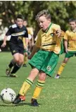  ?? Photo: Bev Lacey ?? IN ACTION: Highfields Brumby player Jaidyn Ross sends the ball downfield.