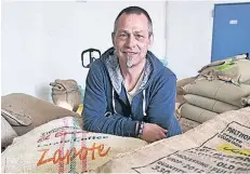  ?? NGZ-FOTOT: ATI ?? Einar Rasmussen inmitten der vielen Kaffeesäck­e, die sich in seiner Rösterei stapeln. Er verkauft sie nun für ein bis zwei Euro pro Stück.