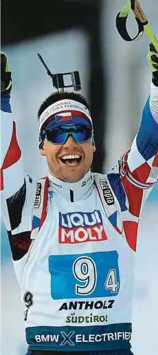  ?? Foto: ČTK ?? První závod, první medaile Finišman Michal Krčmář se v cíli úvodního závodu biatlonové­ho MS raduje, smíšená štafeta skončila třetí.