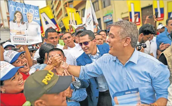  ??  ?? SEGUNDA VUELTA. Iván Duque, del Centro Democrátic­o de Alvaro Uribe, y Gustavo Petro, de la izquierda, se enfrentará­n hoy para saber quién será