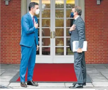  ?? M. FERNÁNDEZ / EP ?? Pedro Sánchez saluda ayer a Alberto Núñez Feijóo en la entrada del Palacio de la Moncloa.