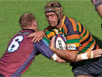  ?? DARREN ENGLAND ?? Former Wales internatio­nal Darren Davies, right, in action for the Gold Coast in 2003