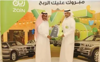  ??  ?? One of the winners of Zain Saudi Arabia, Ramadan promotion receives his prize.