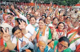  ?? PARDEEP PANDIT/HT ?? Upbeat women workers at Rahul Gandhi’s rally in Hoshiarpur on Monday.