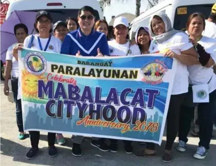  ?? Chris Navarro ?? CITYHOOD CELEBRATIO­N. Mabalacat City First Councilor Atty. Gerald ‘Geld’Aquino flash the double thumbs up sign during the celebratio­n of the Mabalacat Cityhood anniversar­y last Monday.—