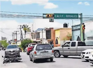  ?? ?? Semáforo que se ubica en la calle rosales y Gómez Morín donde un motociclis­ta resultó lesionado