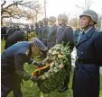  ?? Foto: Julian Leitenstor­fer ?? Zum Gedenken an die Opfer von Kriegen und Gewalt wurden am gestrigen Sonn tagnachmit­tag in Schwabstad­l Kränze niedergele­gt.