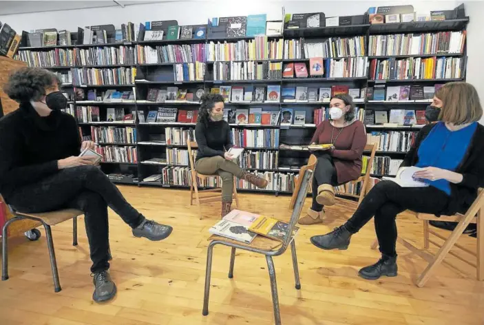  ?? Foto: Iñaki Porto ?? Varias de las participan­tes en el Grupo de lectura feminista de Katakrak, en la librería de la calle Mayor.