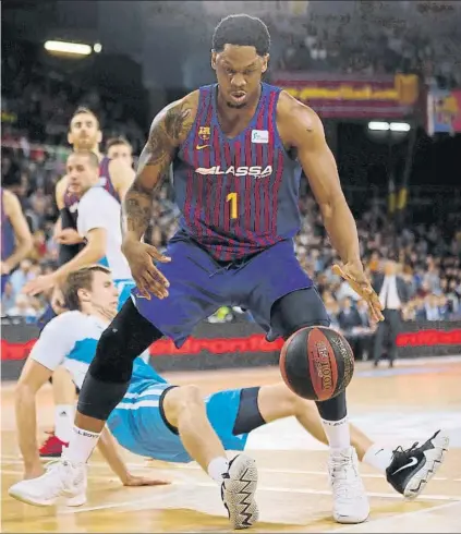  ?? FOTO: PEP MORATA ?? Kevin Seraphin, una fuerza de la naturaleza. El pívot francés superó a todos sus defensores y dominó a su antojo la zona