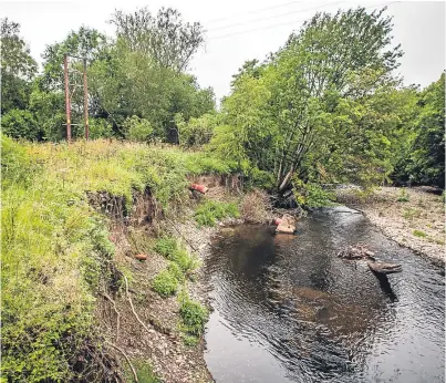  ?? Picture: Steve MacDougall. ?? Bank erosion at the River Almond in Lawgrove Place, Perth.