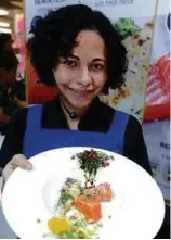  ??  ?? ALEXANDRA menunjukka­n salmon yang enak dimakan
bersama salad.