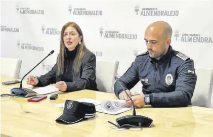  ?? ?? La concejala de Seguridad, Juliana Megías, junto al jefe de la policía local, Manuel Mesías.