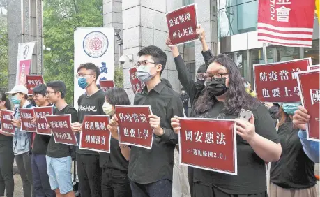  ??  ?? Grupos civiles de Taiwán protestan contra la ley de seguridad que aprobó China para Hong Kong.