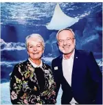  ??  ?? Regierungs­präsidenti­n Birgitta Radermache­r mit Konditor Heinz-Richard Heinemann vor einem der vielen Aquarien