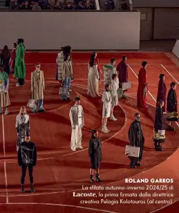  ?? ?? ROLAND GARROS
La sfilata autunno-inverno 2024/25 di Lacoste, la prima firmata dalla direttrice creativa Pelagia Kolotouros (al centro).