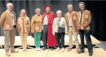  ?? ?? Josetxo Paternain rodeado de miembros de la Cofradía de la Costrada agoizka.