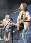  ?? FOTO: ANDREAS BRÜCKEN ?? Als musikalisc­he Gäste stand das Stuttgarte­r Pop-Rock-Duo Kanda auf der Bühne.