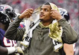  ?? ERIC CHRISTIAN SMITH / ASSOCIATED PRESS ?? Texans rookie Deshaun Watson is among the many starting quarterbac­ks who have sustained injuries this season.