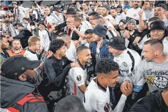  ?? FOTO: ARNE DEDERT/DPA ?? Bis zu 50 000 Fans werden Eintracht Frankfurt zum Europa-League-Endspiel nach Sevilla begleiten – und in Spanien auf geschätzt 70 000 Anhänger der Glasgow Rangers treffen.