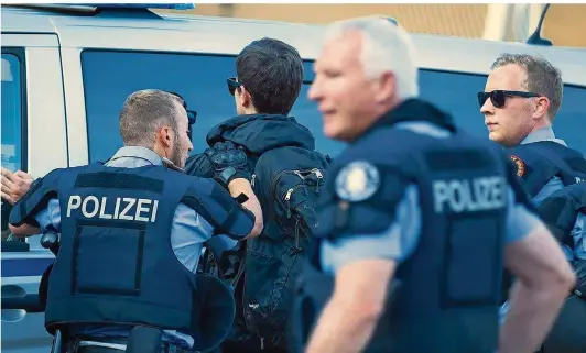  ?? FOTO: KAI SCHWERDT ?? Die Polizei hat am Ende der spontanen Demo einen Mann (Bildmitte) festgenomm­en. Ihm werfen sie vor, für den ungenehmig­ten Marsch durch die Saarbrücke­r Innenstadt verantwort­lich zu sein.