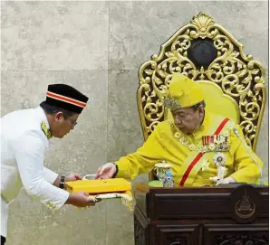  ??  ?? Royal text: Mentri Besar Amirudin Shari handing over the royal speech to Sultan Sharafuddi­n at the state assembly meeting in Shah Alam.