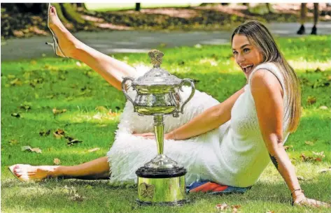  ?? FOTO: BAKER/AP ?? Australian-Open-Siegerin Aryna Sabalenka hatte beim Fototermin mit dem Daphne Akhurst Memorial Cup mächtig Spaß.