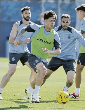  ?? FOTO: RCDE ?? Nico Melamed apunta a titular en la zona ancha junto a José Gragera y Álvaro Aguado